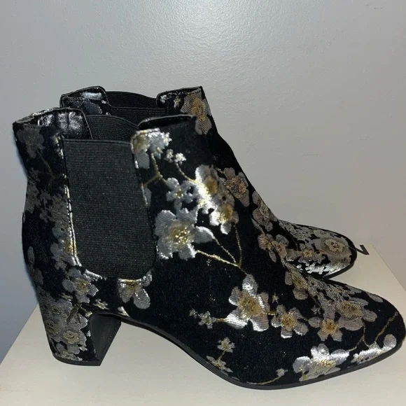 NWT/NIB Anne Klein Akgorgia slip on ankle boots size 7. Silver & gold flowers - Picture 5 of 14